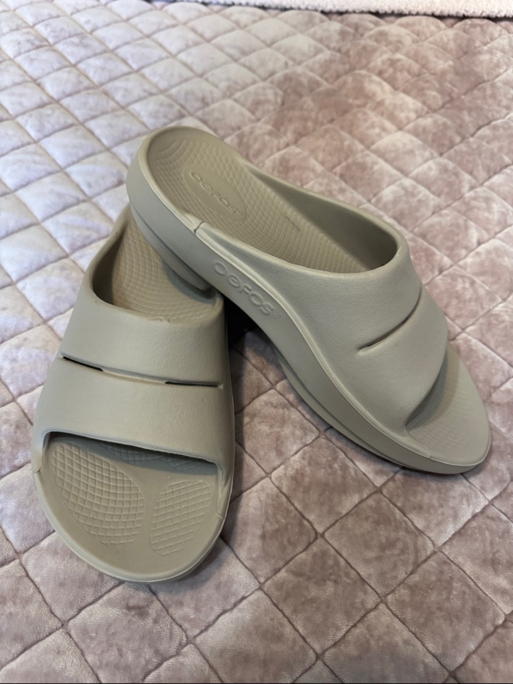 OOFOS Slide Sandals in Light Taupe unisex